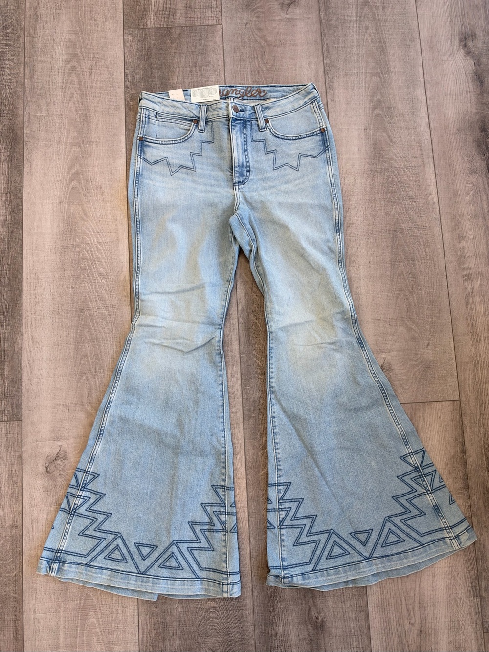 Wrangler Light Blue Flared Jeans with Geometric Stitching 29/32